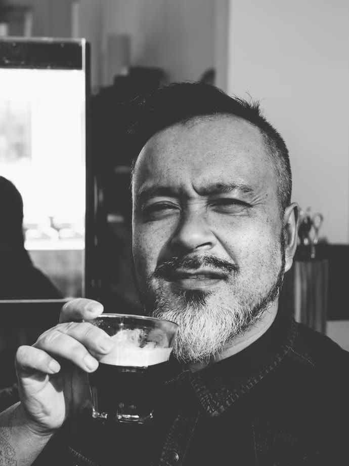 Donald, de man achter Headz for Hair, met een glas in de hand in de salon (foto: Stephan de Haas)