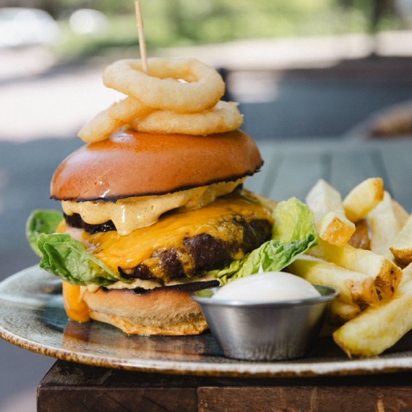 Burger met cheddar, uienringen en frites