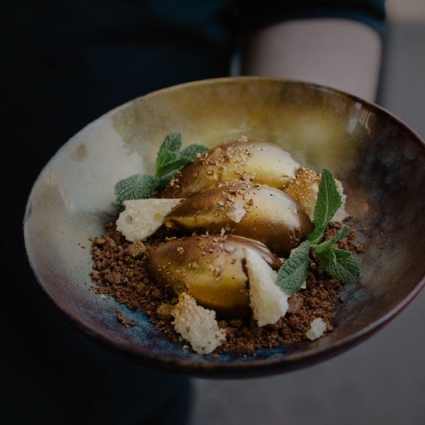 Dessert met gepofte peer, munt en crumble