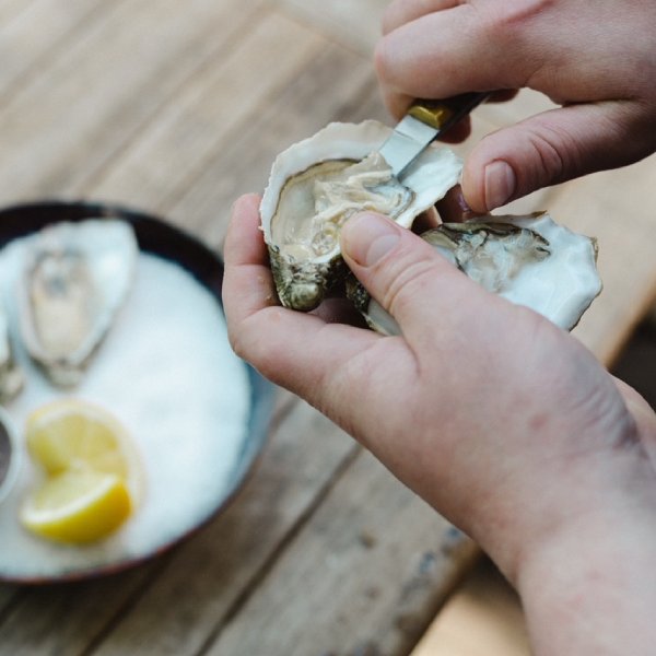 Verse oesters met citroen worden geopend