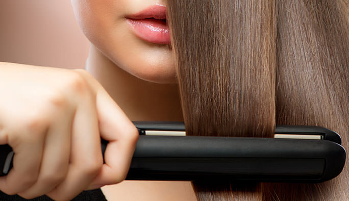 Haar wordt gestyled met een stijltang bij Headz for Hair